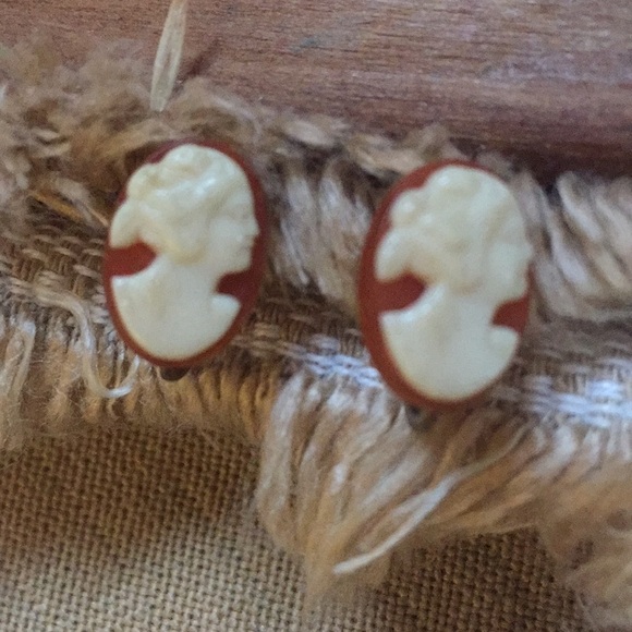 Vintage Screwback Cameo Earrings - Picture 1 of 5